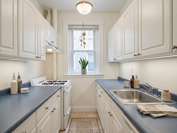 2nd image of 14 Orkney Rd APT 4