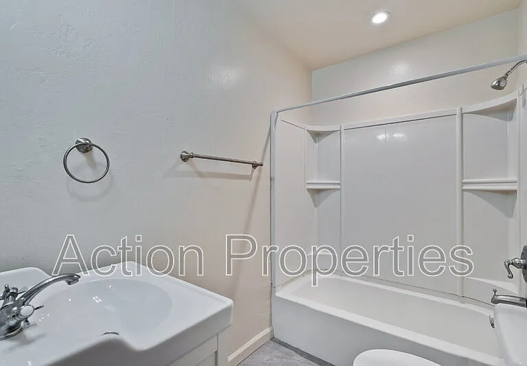 1084 Wentworth St #4 — Photo 13