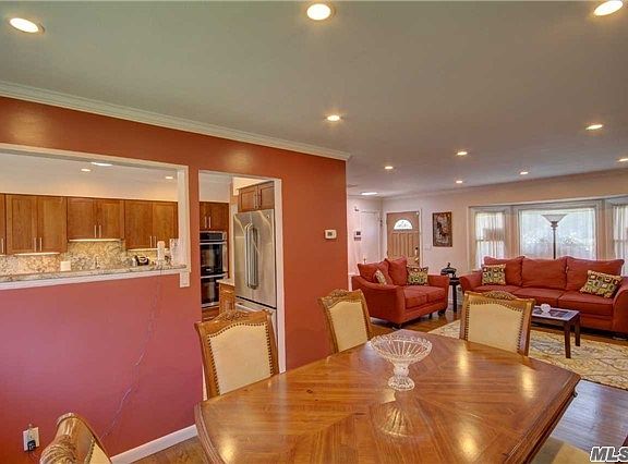 4th image of 397 Randall Ave