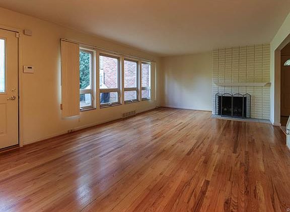 4th image of 1064 Stratford Ln #1