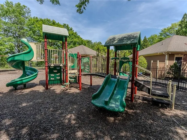 165 Mansfield Dr — Photo 32
