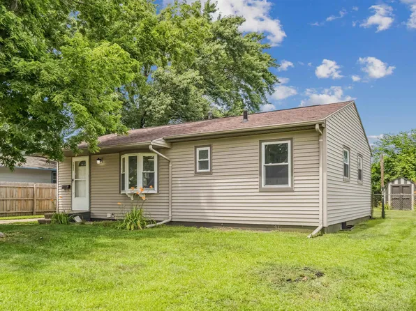 1662 Golden Valley Dr, Waterloo, IA 50703