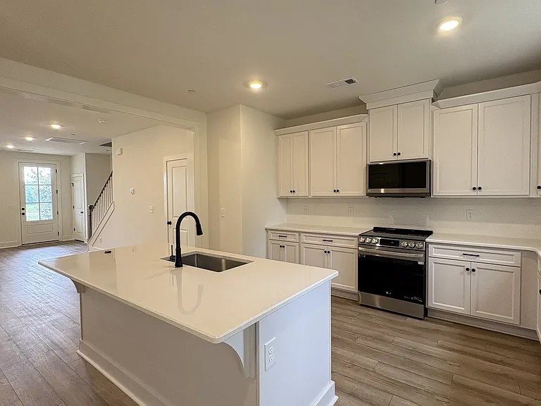 112 Nearwater Pl — Photo 2