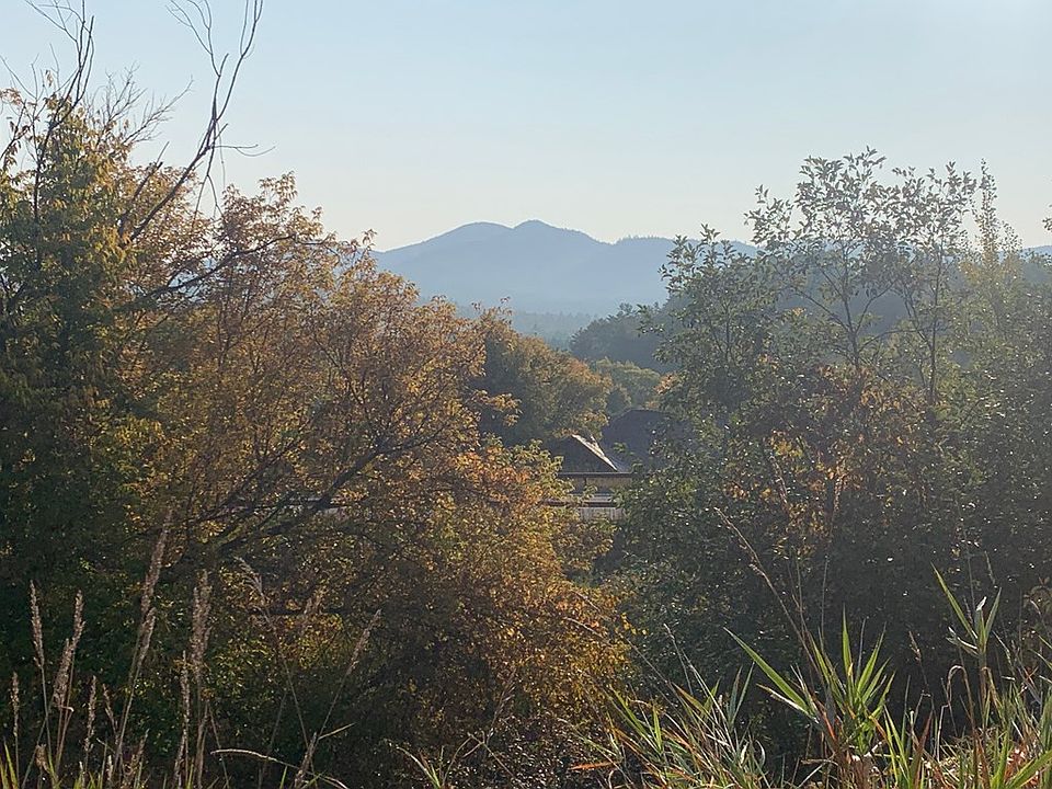 2nd image of 787 Glen Rd
