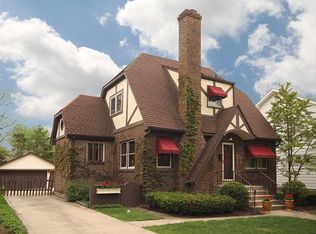 823 N Summit St, Wheaton, IL 60187