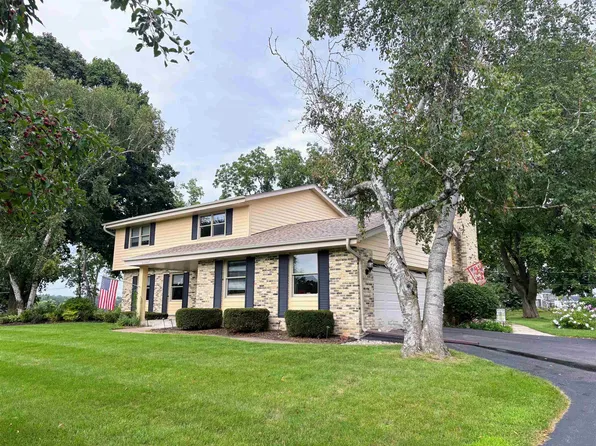 W275N4880 S Courtland Cir, Pewaukee, WI 53072