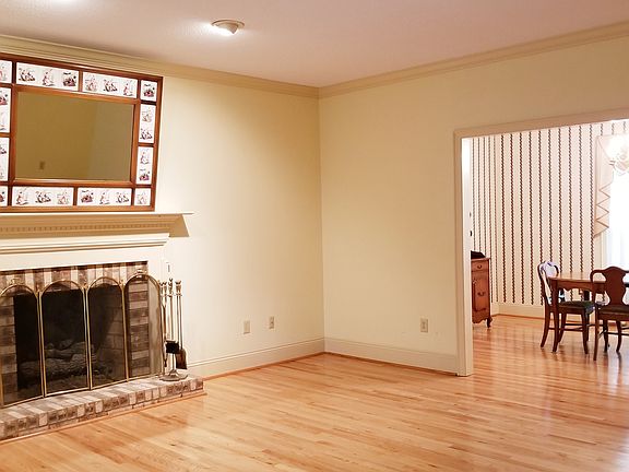 Livingoom with gas fireplace