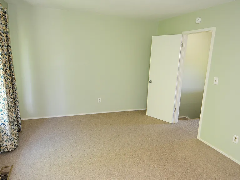 684 Peninsula Ct — Photo 22