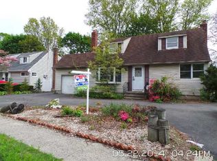 18 Prade Ln, Massapequa Park, NY 11762
