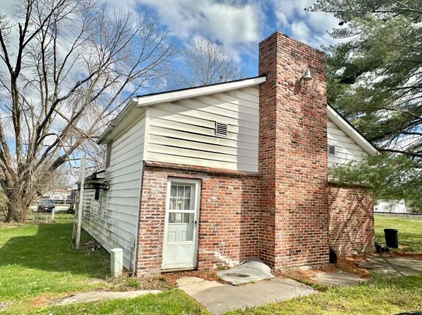301C N 1st St NW, Clay City, IL 62824