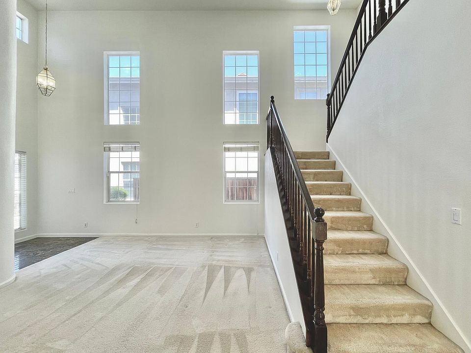 1st image of 136 Ayer Ln