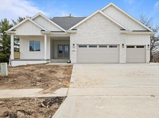 324 Crossroads Ct, Polk City, IA 50226