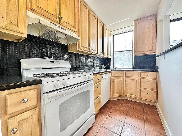 150 De Graw St #1 — Photo 3