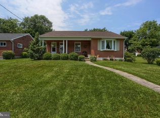 210 S 8th St, Akron, PA 17501