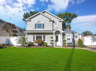 108 Roosevelt Ave, Massapequa Park, NY 11762