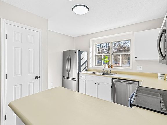 5th image of 565 Quaker Ln APT 42