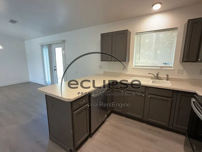 560 Huntington Point Ln — Photo 16