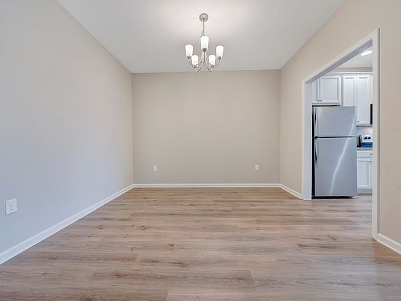 5th image of 901 Holland Loop NW