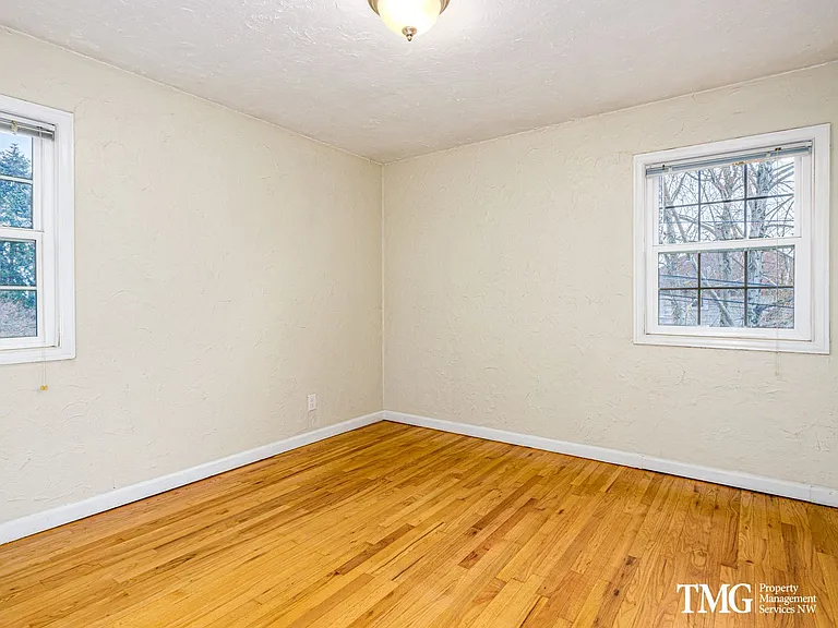 Regency Park Apartments — Photo 26