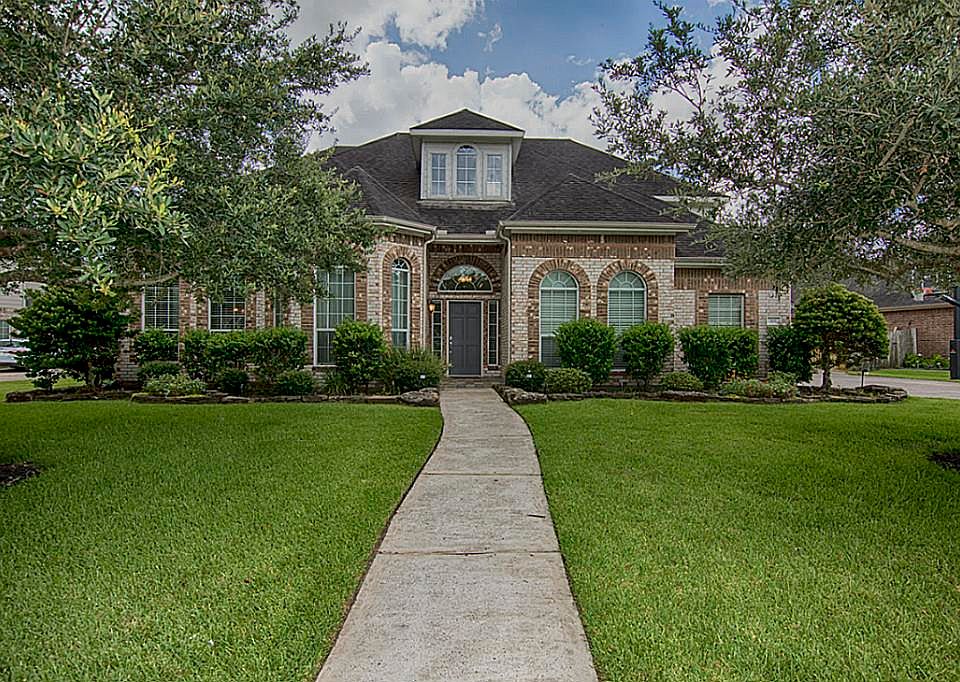 1st image of 301 Falcon Lake Dr