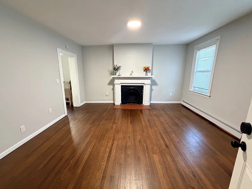 3 bed, 1.0 bath, 1395 sqft, $2,000 — Photo 3
