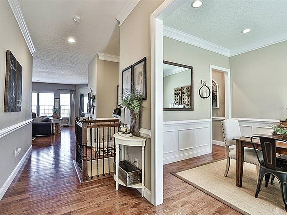 4th image of 698 Lake View Dr