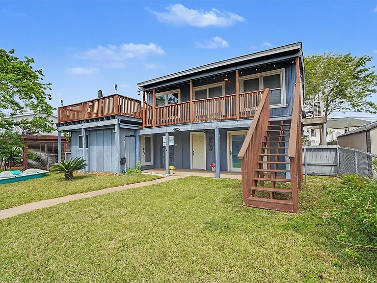 370 Ling St — Photo 1