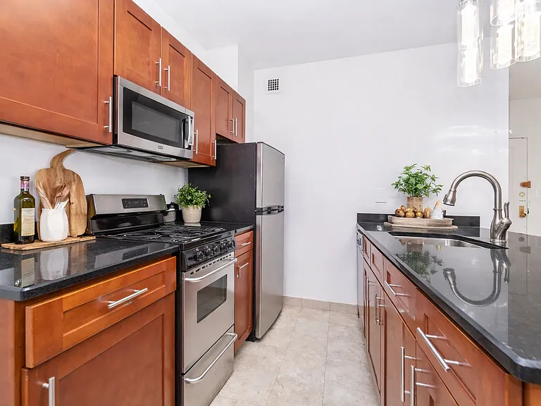 213 E 37th St #3FF — Photo 4