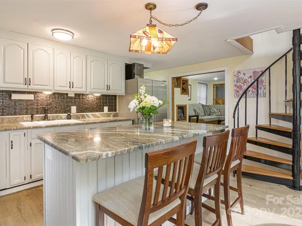 126 Willow Peak Rd, Hendersonville, NC 28739