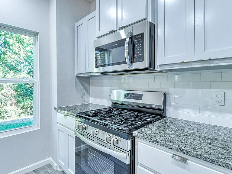 1002 Varenna Ln — Photo 17