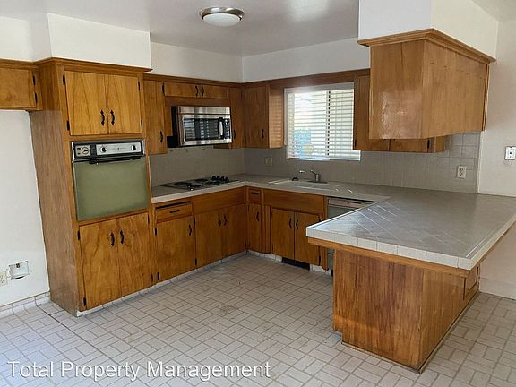 5th image of 3349 W Tulare Ave