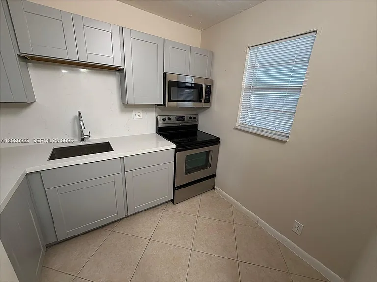 220 SW 9th Ave #402 — Photo 3