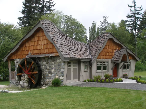 8260 NE High School Rd, Bainbridge Island, WA 98110