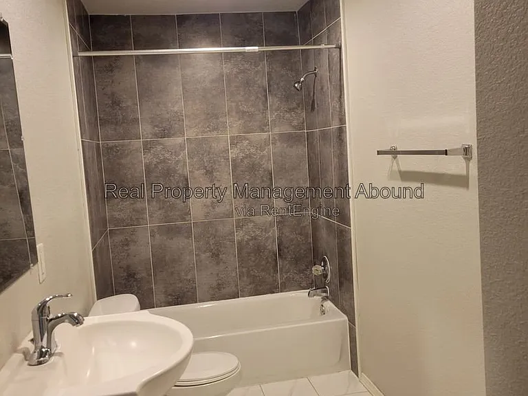 727 S Olympia Ave — Photo 11