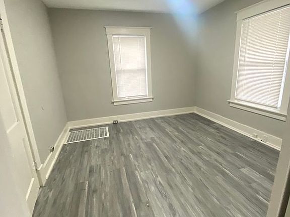 5th image of 2161 Edmund Ave