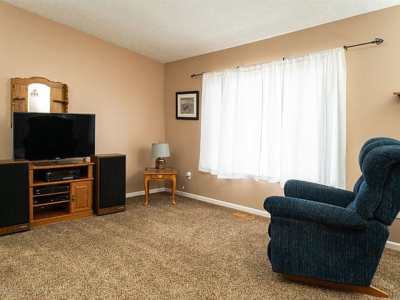 4th image of 1541 Berkley Dr