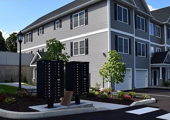 Town Line Commons mail center is convenient to residents' en