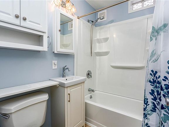 3rd image of 629 Eastern Heights Blvd