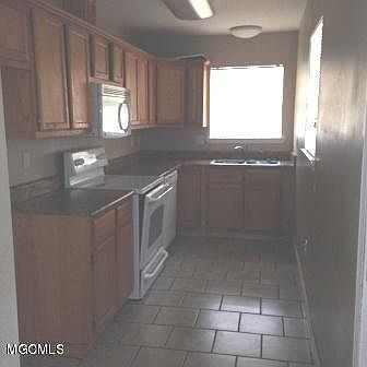 5th image of 5676 Woodstock Ct