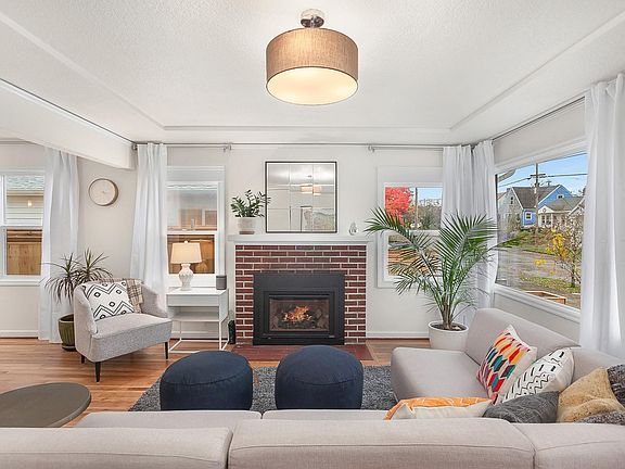 Living Room- gas fireplace