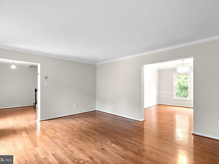 1119 Halesworth Dr — Photo 7