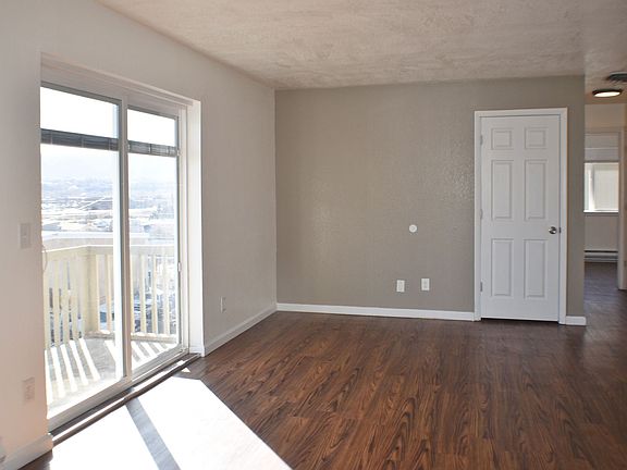 4th image of 1535 Poplar Dr APT 24
