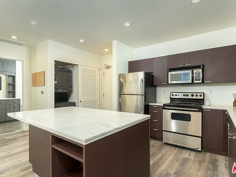 630 W 6th St #207 — Photo 10