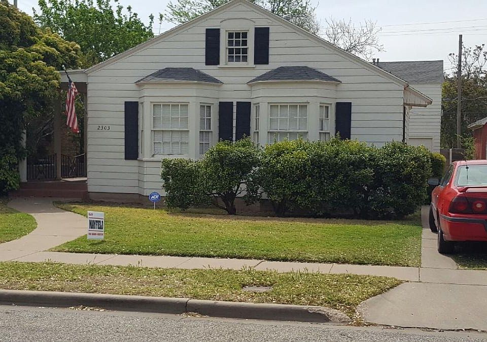 Rear apt is available behind this house