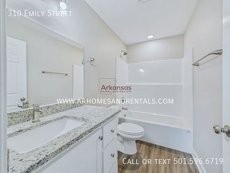 310 E Emily St — Photo 9