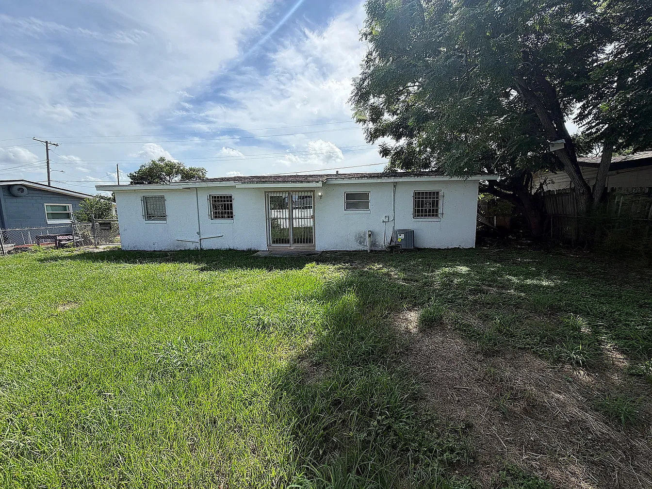 330 N Powers Dr — Photo 2