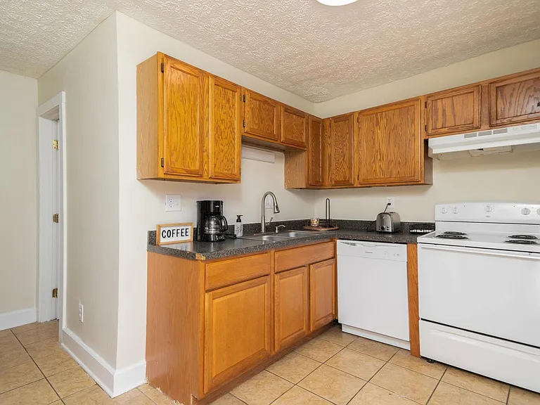 1363 Indianola Ave — Photo 10