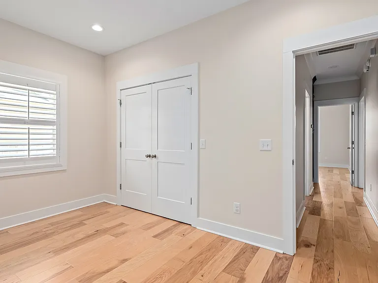 109 Oxford St — Photo 14