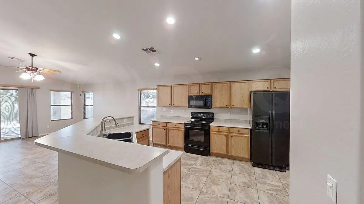 3 bed, 2.0 bath, 1681 sqft, $2,080 — Photo 4