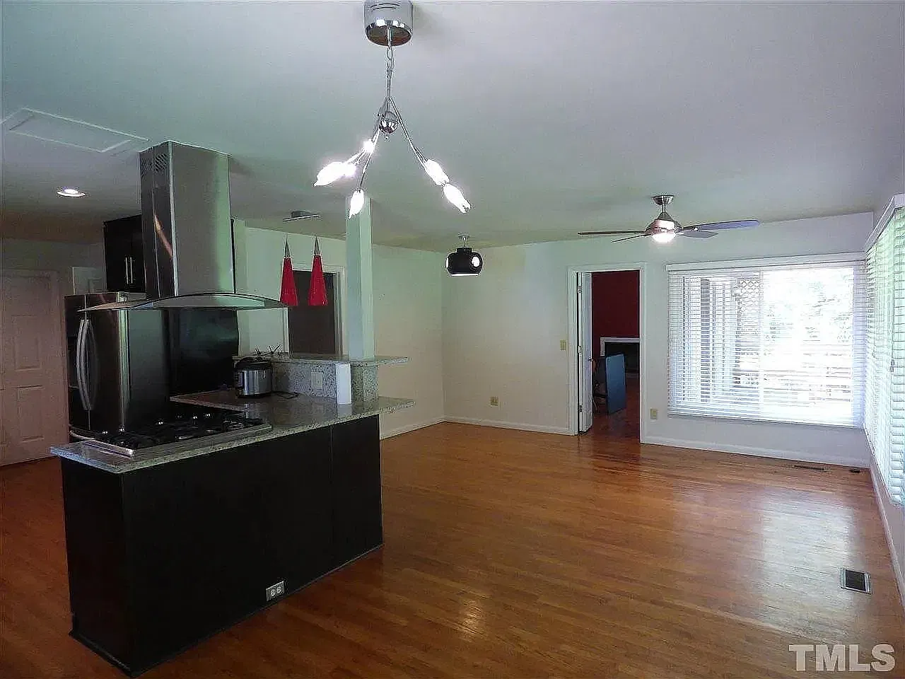4 bed, 2.5 bath, 2732 sqft, $3,000 — Photo 3